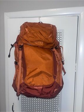 REI Traverse 32 Women’s Medium hiking Backpack